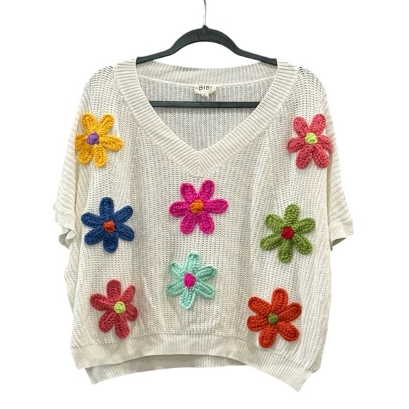 BiBi Tops - Crochet Flower Knit Sweater By Bibi XL White Short Sleeve Lightweight V-Neck Pul